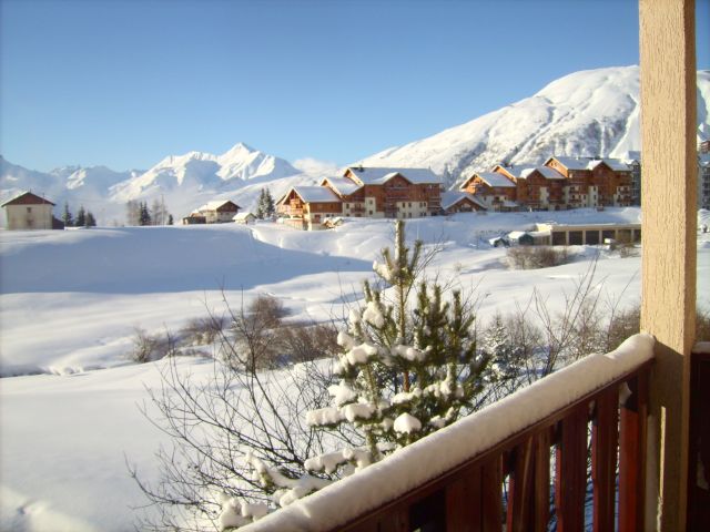 Vue du balcon plein sud ou les repas peuvent être pris.