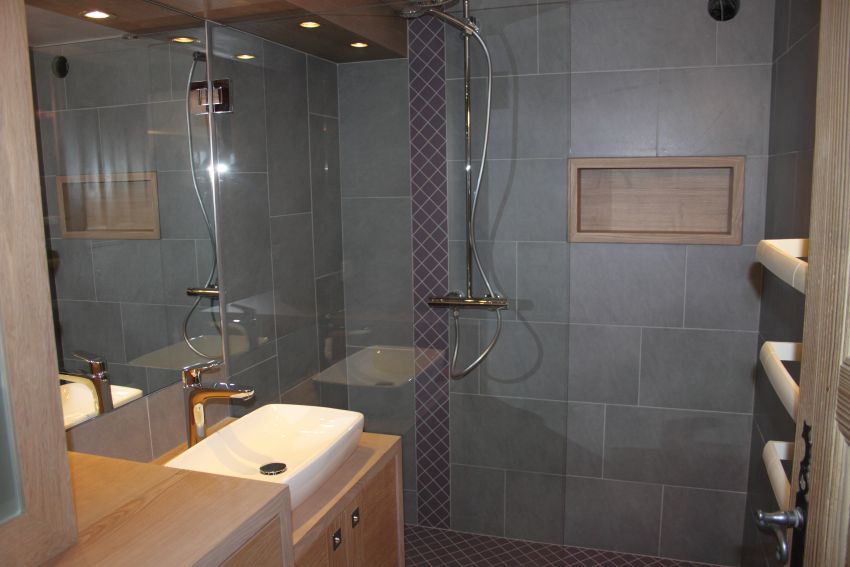 Salle de bains avec douche à l'italienne