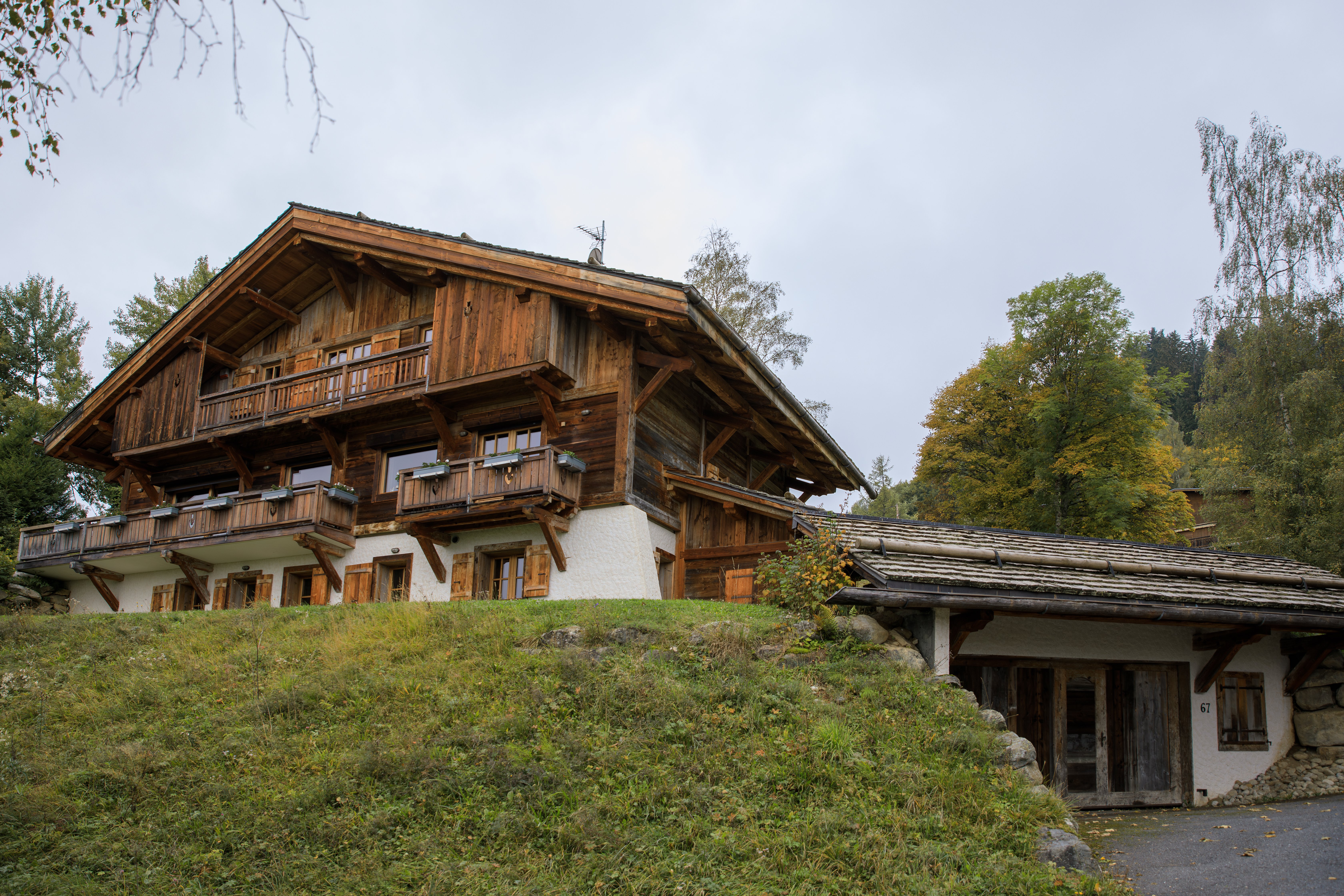Chalet de face avec garage (deux voitures)