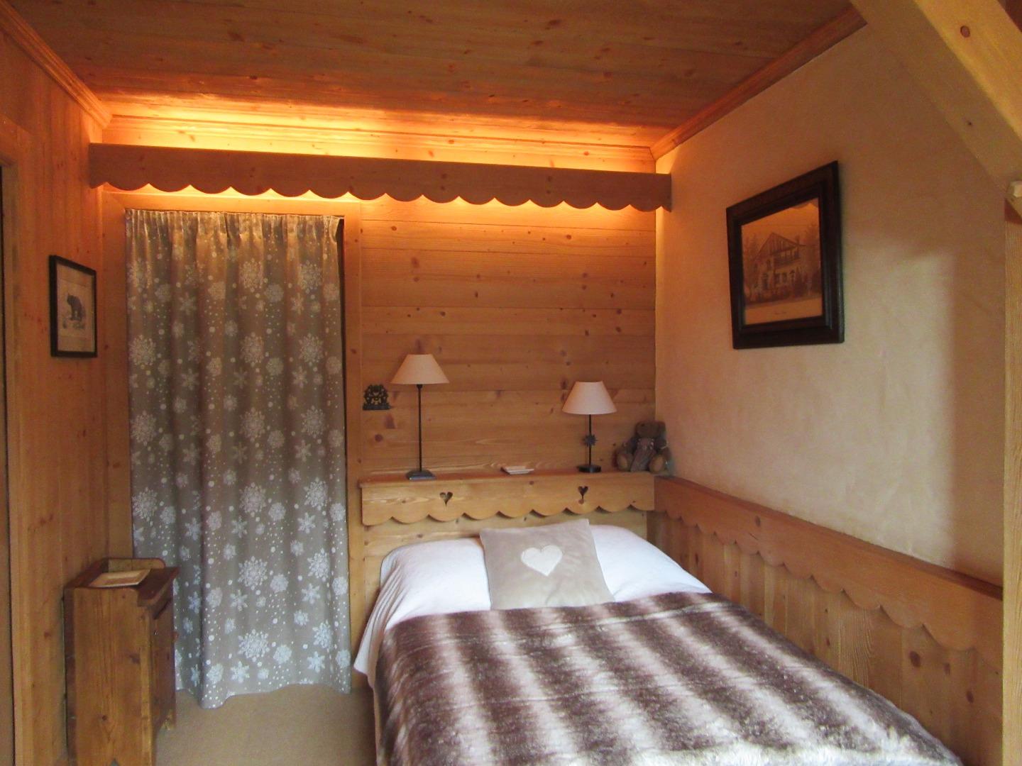 Chambre avec 1 lit de 90 cm et 1 lit tiroir de 80 cm