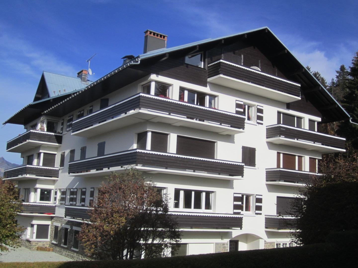 La résidence en été. L'appartement est à gauche et fait l'angle juste sous le toit. Balcon tournant avec double exposition.