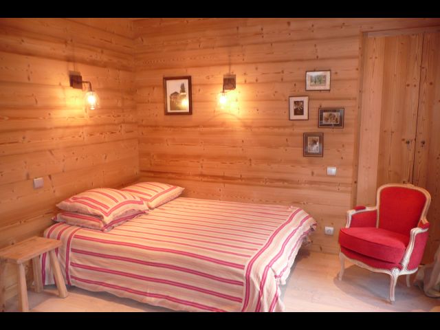 Bien qu'indépendante, cette chambre coquette offre un espace ouvert sur le salon.
