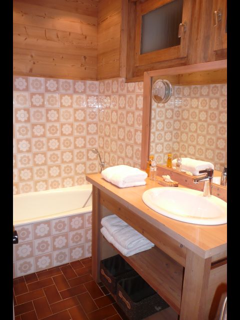 Jolie salle de bain avec baignoire. (Etagère et un placard pour le rangement)