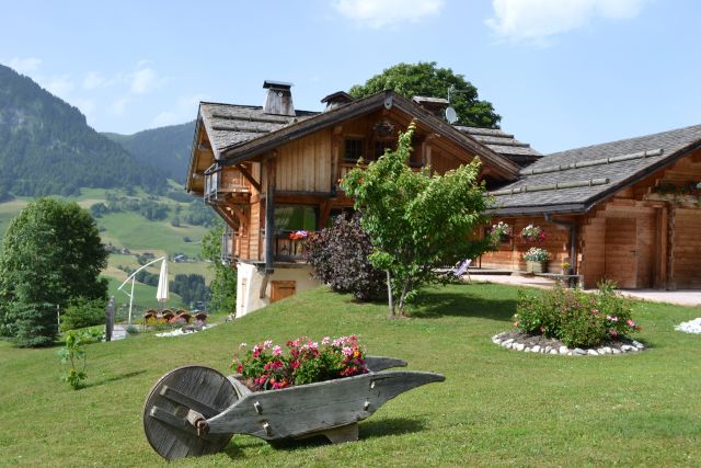 apt de 47 m2, dans un joli chalet, de plain pieds. Location à la semaine de mai à décembre. Apt très bien équipé.
Aux pieds des pistes
