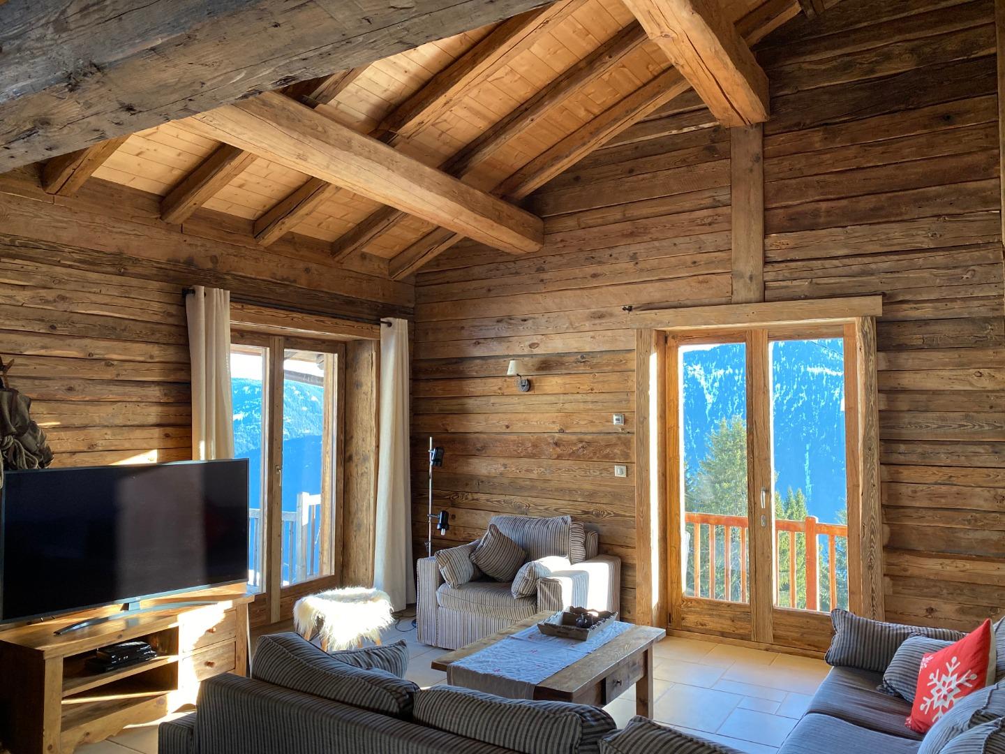Salon donnant sur terrasse extérieure en mélèze exposée Sud Est avec vue sur Mont Blanc