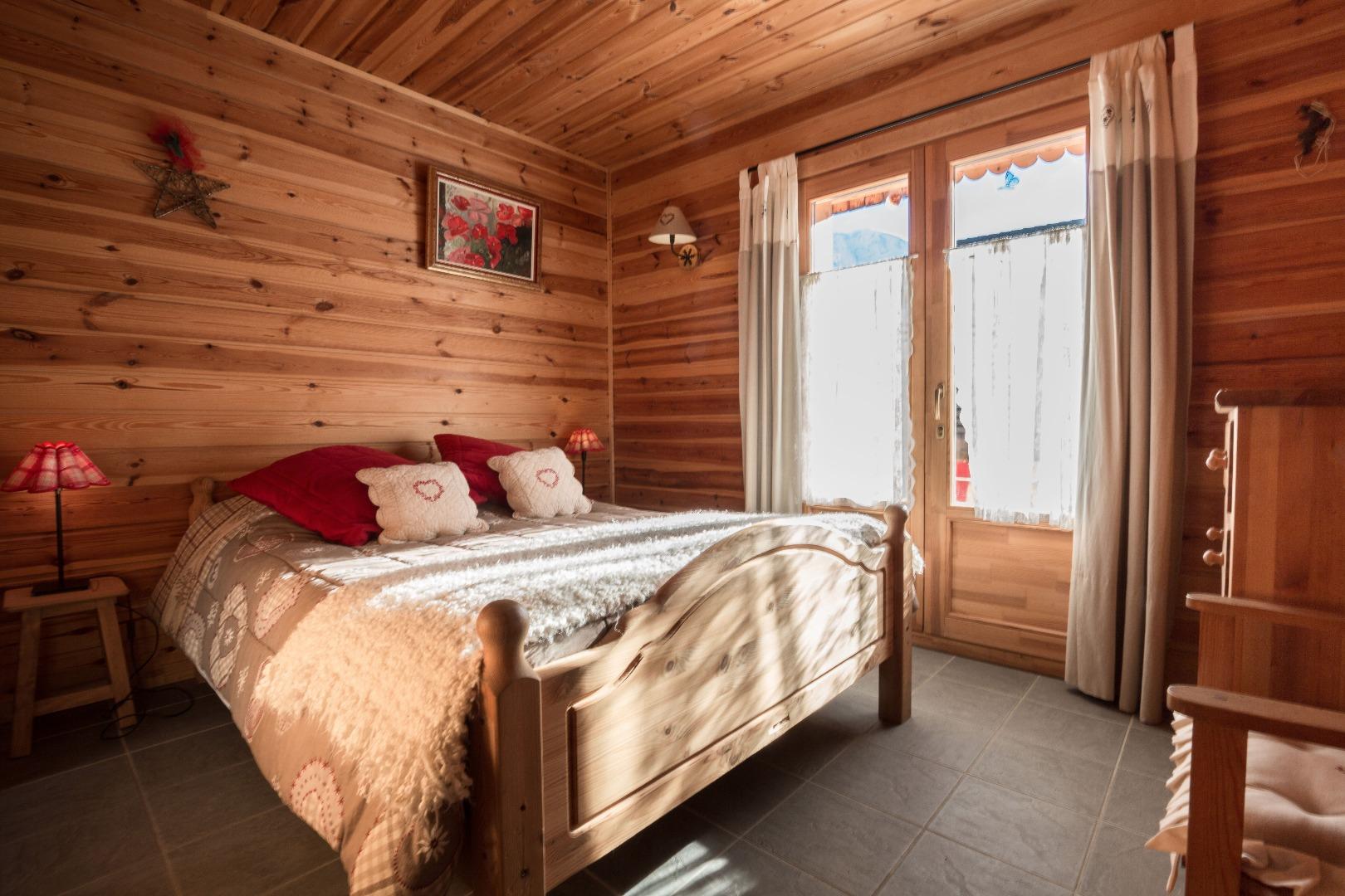 Chambre à coucher du rez de chaussée avec lit double et salle de douche