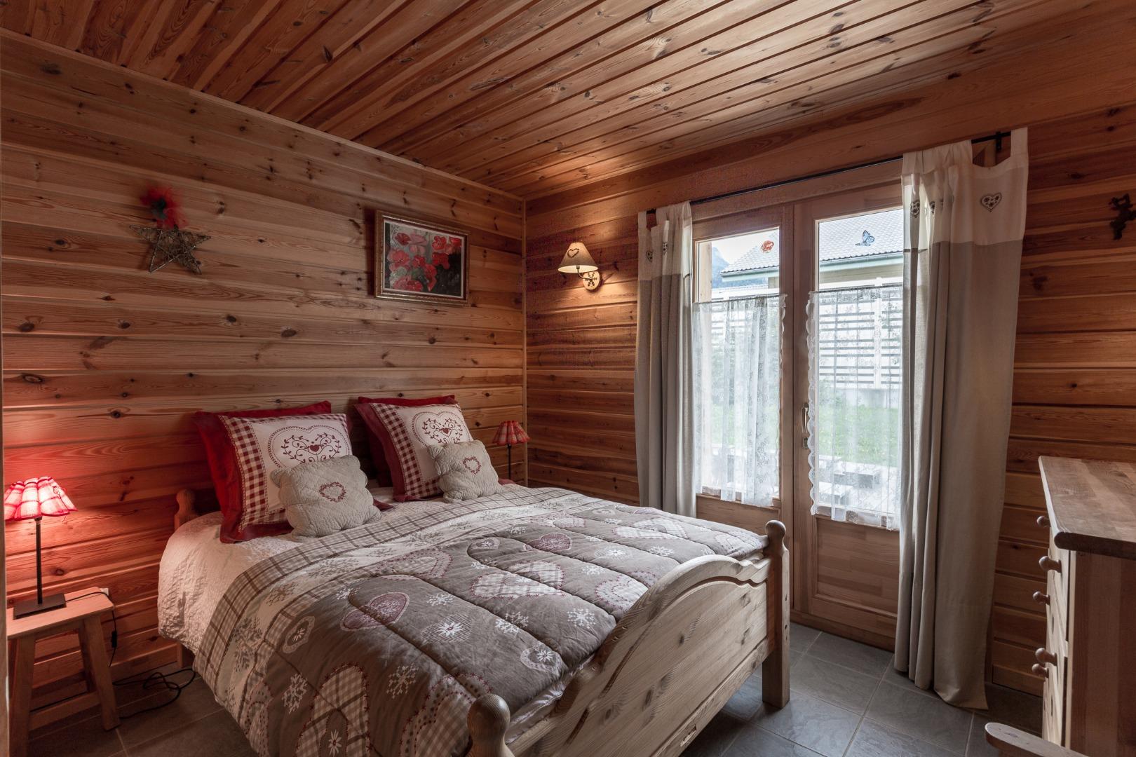 Chambre à coucher du rez de chaussée avec lit double et salle de douche