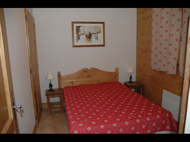 Chambre 1 située au niveau de la pièce salon salle à manger. Lit double 140.
Rangement : placard mural et meuble étagère.