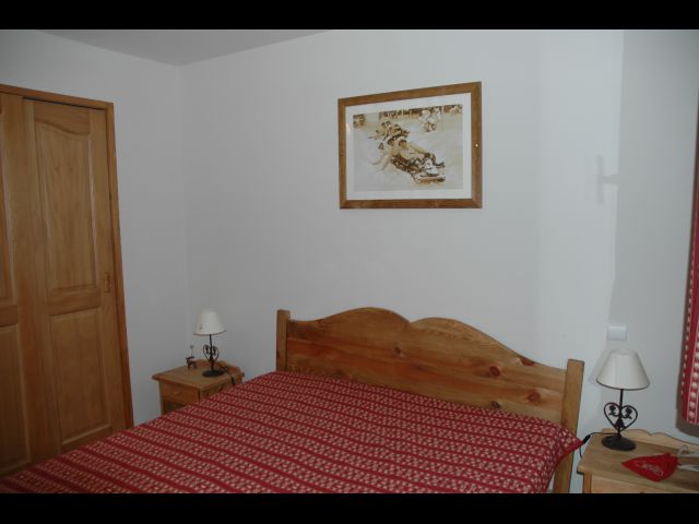 Chambre 3 : grand lit de 160 ou 2 lits de 80x190.
Rangement : placard mural et commode.
Lit bébé rangé de le placard à disposition.