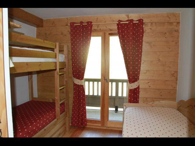 Chambre 2 située à l'étage avec lits superposés et 1 lit de 90x190.
Rangement : placard mural et tiroirs en dessous des lits