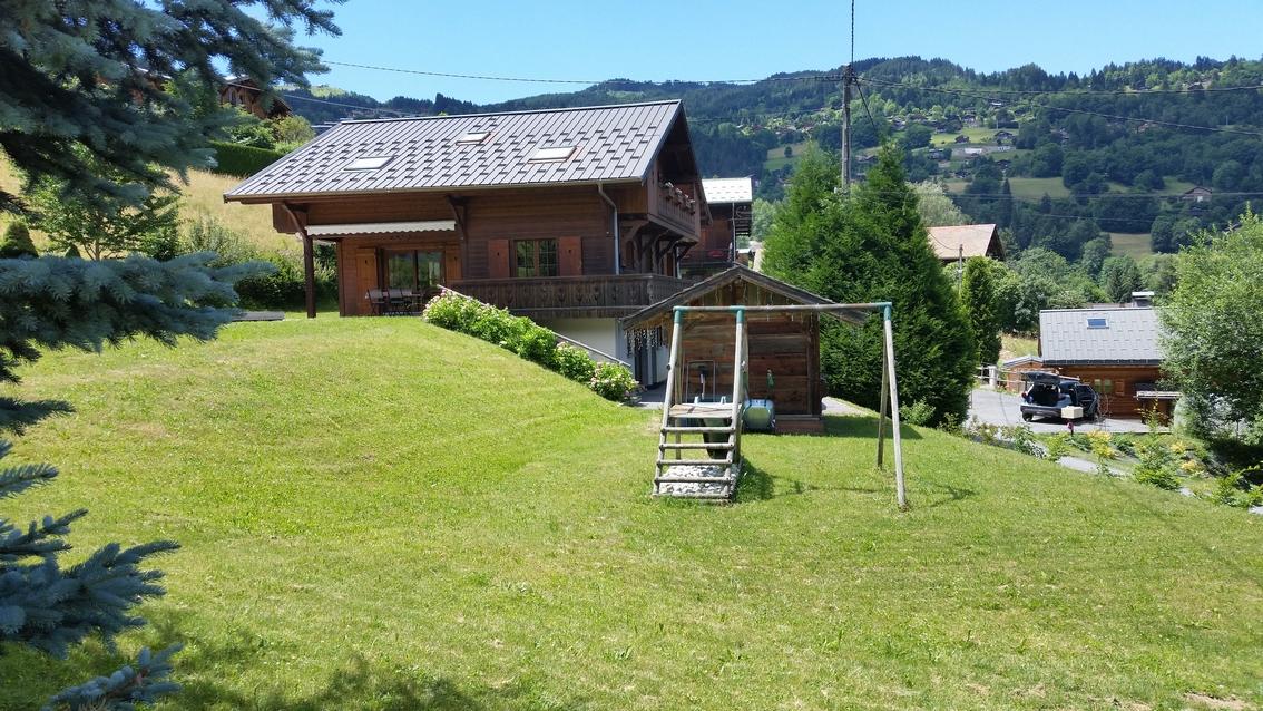 Chalet, vu du jardin en été