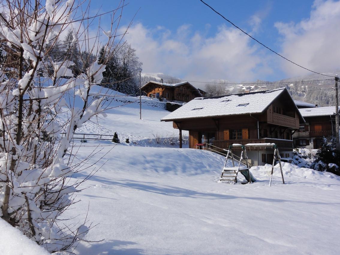 Chalet vu du bout du jardin