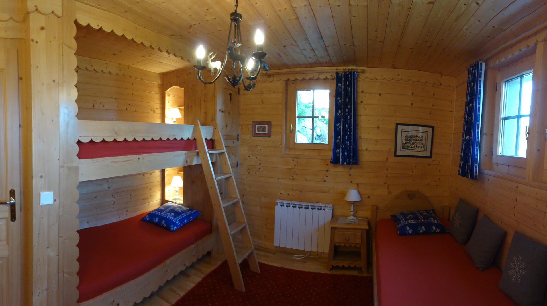 Chambre à 3 lits, dont deux superposés