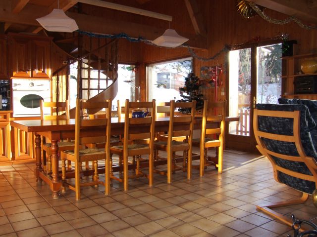 Dans cette piéce on peut manger sans probléme à 16/18 personne. Table et chaises suplémentaires à disposition 