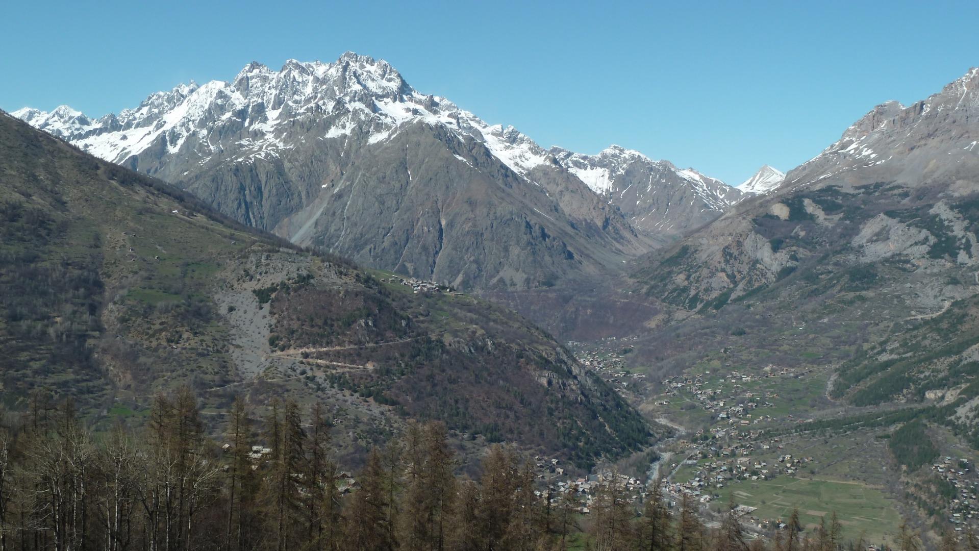 vue de la chambre sur la vallée de Vallouise en été