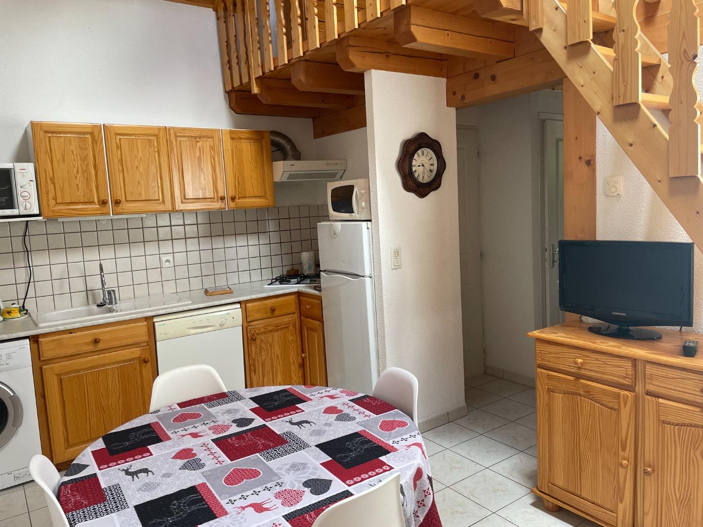 Cuisine toute équipée : Lave vaisselle, Lave linge, Four, Micro-ondes, Appareil à raclette, Fondue, Etc...