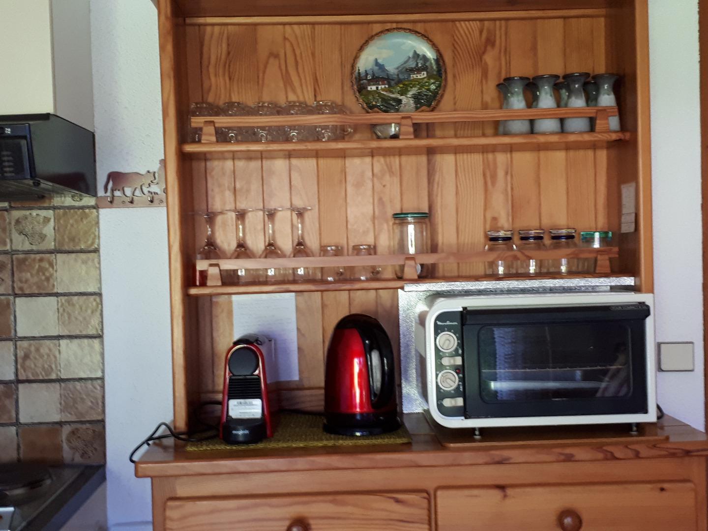 Four, cafetière Nespresso et bouilloire