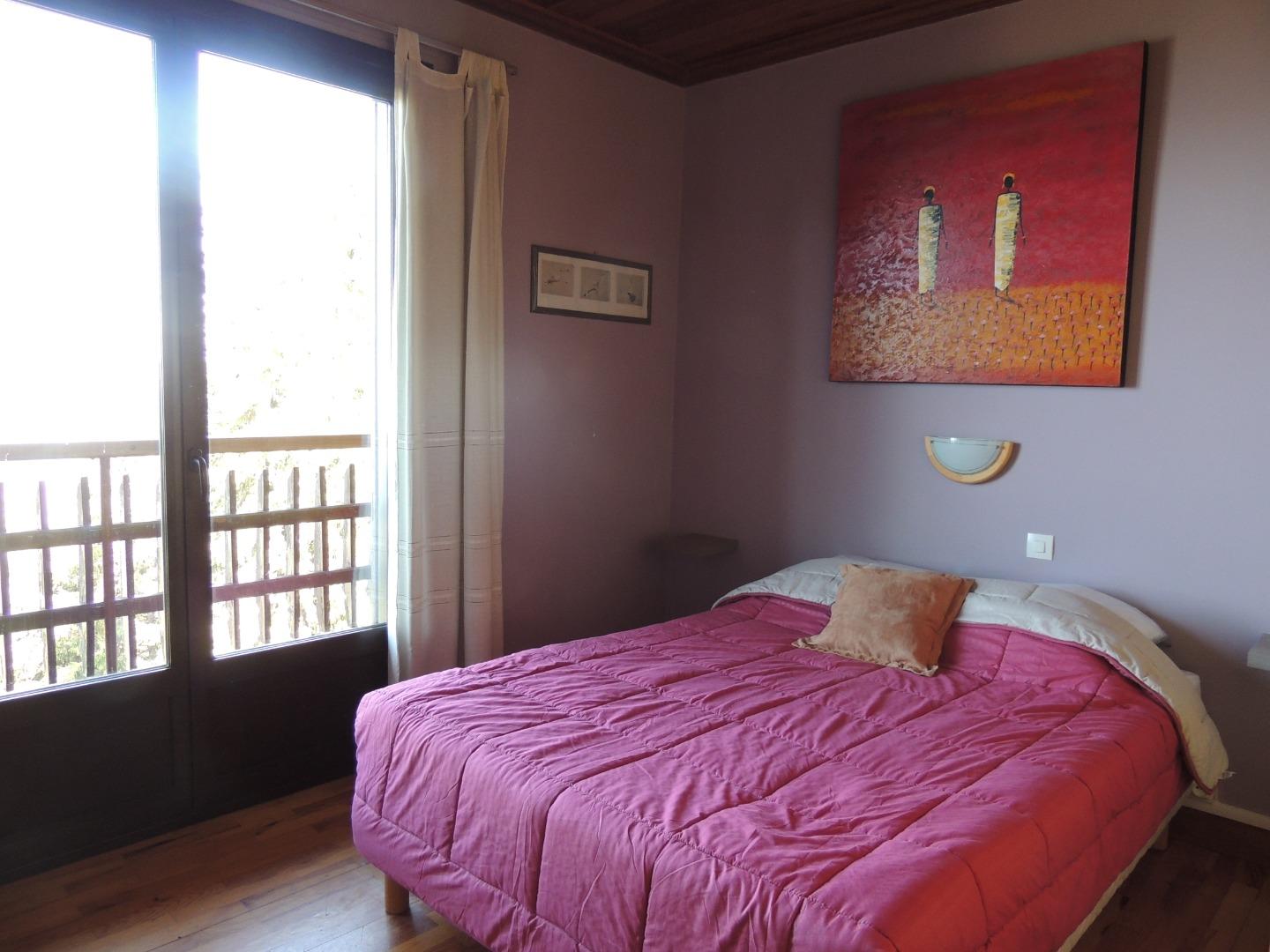 Chambre au RDC, lit double 140x190, rangements, balcon, draps non fournis.