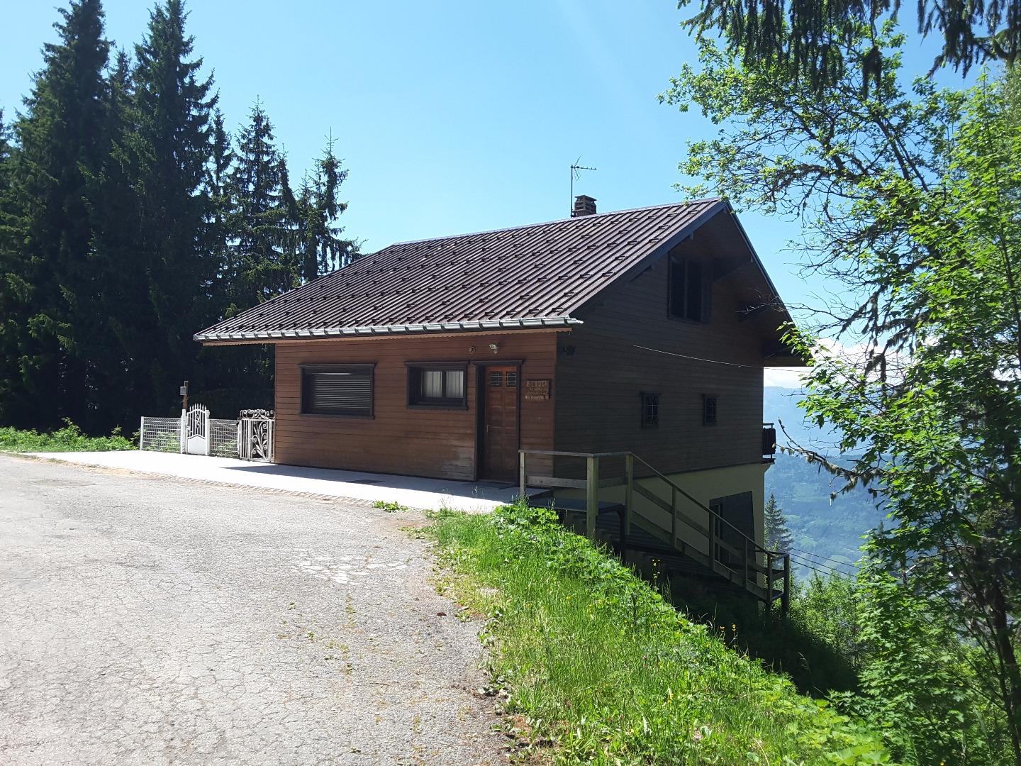 CHALET  " Le petit bellatrait " ÉTÉ  
Vue en arrivant par la seule route  "Allée Paul Chataing"