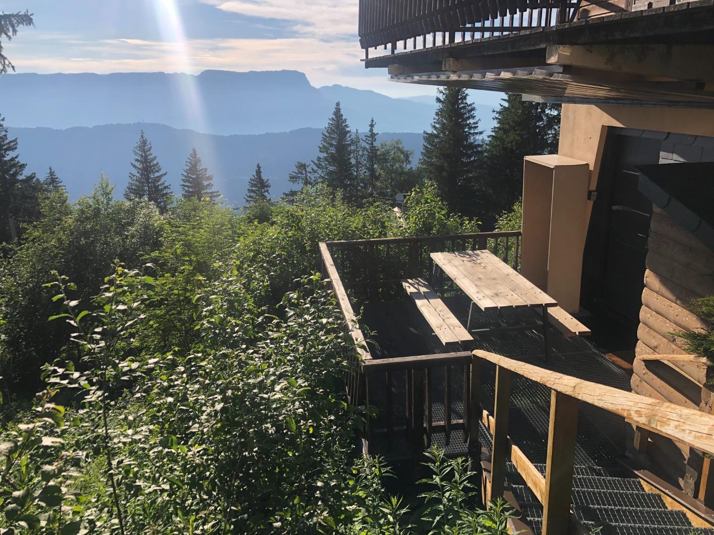 Vous accéderez au logement par les escaliers.
Terrasse ensoleillée toute la journée avec couché de soleil sur la Vallée de la Chartreuse. 