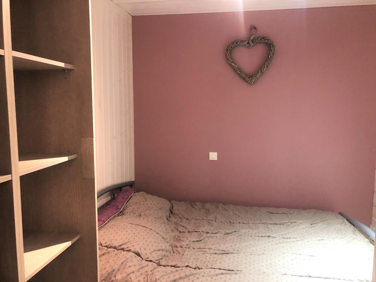 Chambre Rose: Lit double 140x190, rangements. Donnant sur salle d'eau avec douche et lavabo privative.