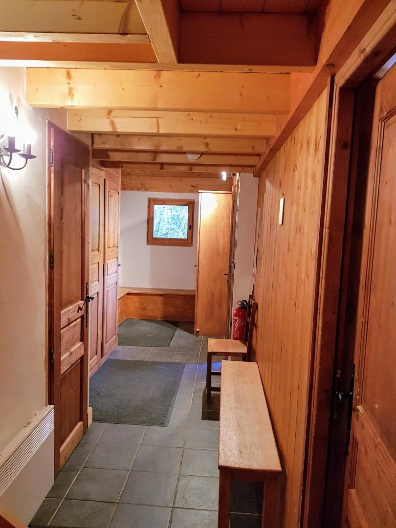 L'entrée avec les penderies et l'armoire pour les chaussures de ski.