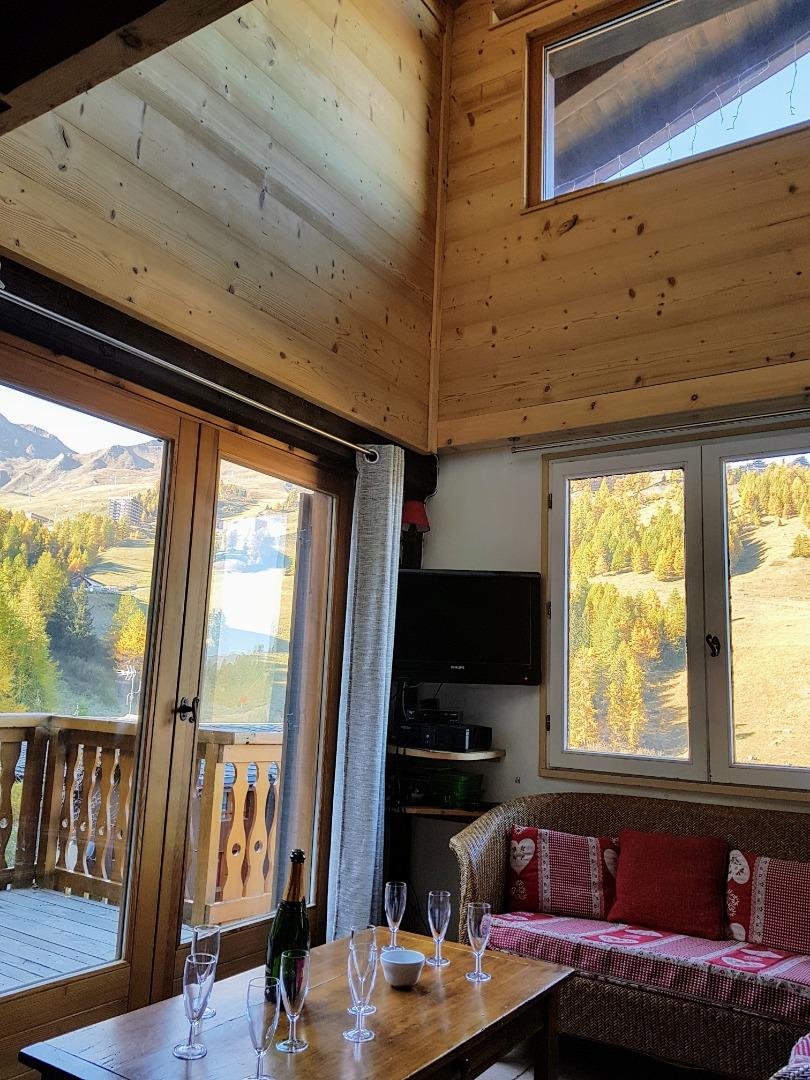 Le séjour avec ses nombreuses ouvertures donnant sur la terrasse plein sud et le balcon ouest.