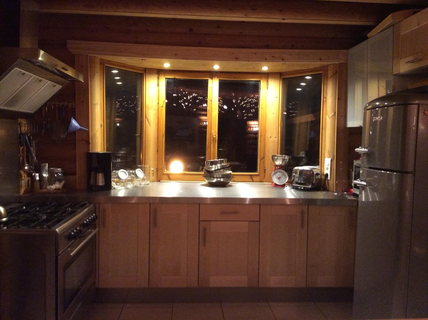 La cuisine aménagée (vue de l'îlot/évier)