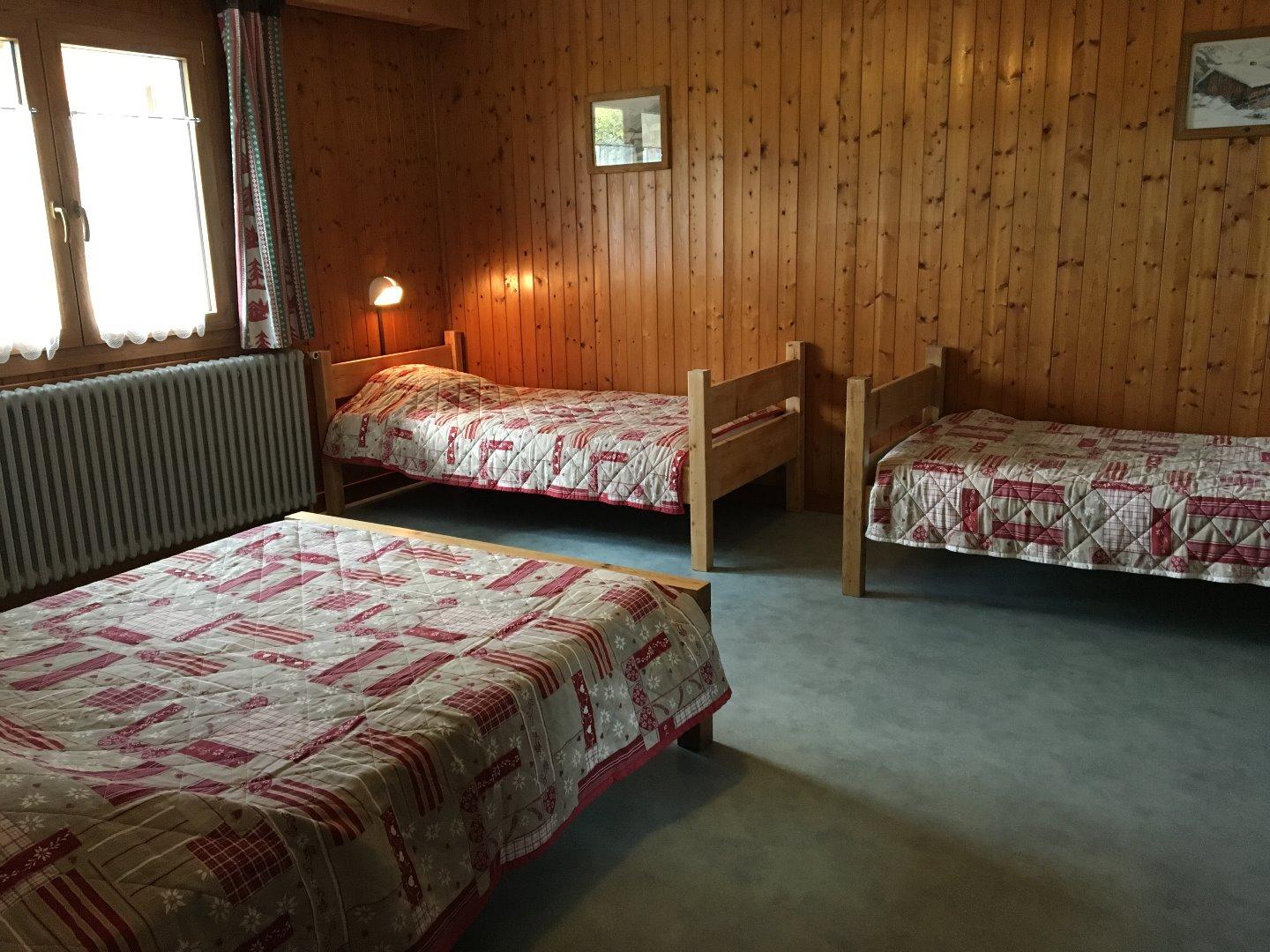 Chambre N° 2:  1 lit de 2 personnes (140X190) et 2 lits d'une personne (90X190)