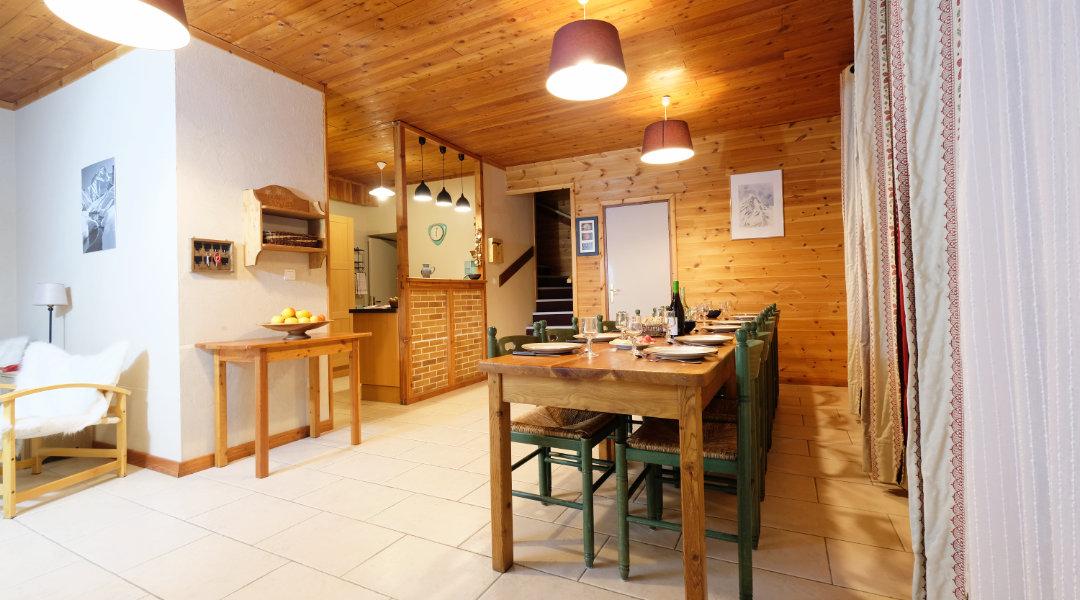 Salle repas avec cuisine bar