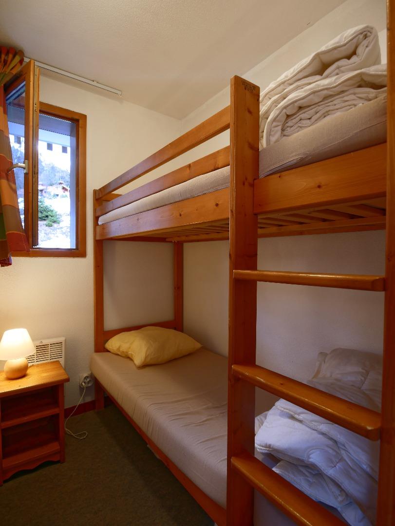 Chambre 2 avec 2 lits superposés 80x190.