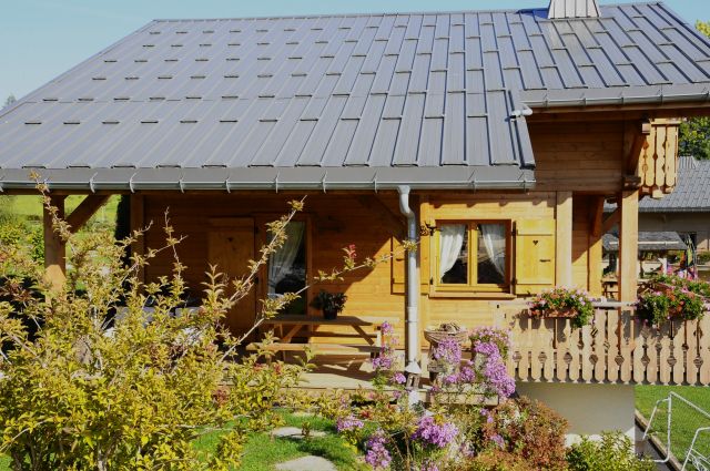 Deux terrasses peuvent vous accueillir toujours une au soleil..... Idéal pour les barbecues. Des chaises longues et des méridiennes sont à votre disposition pour de douces siestes..