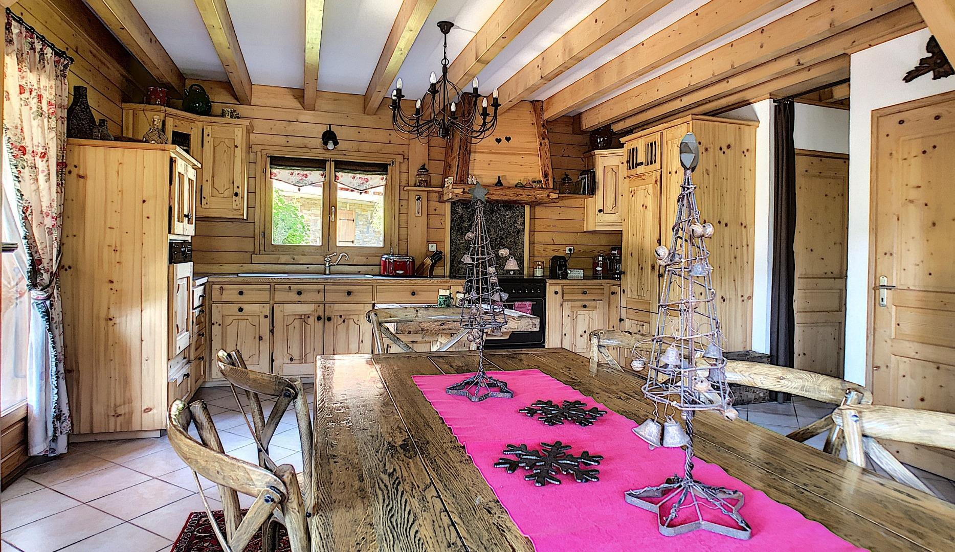 Grande salle à manger lumineuse, ouverte sur le salon et sa cheminée et sur la cuisine très bien équipée. Elle a également un accès à la terrasse couverte et au balcon. 