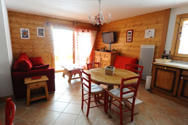 Pièce principale donnant sur le balcon et la cuisine