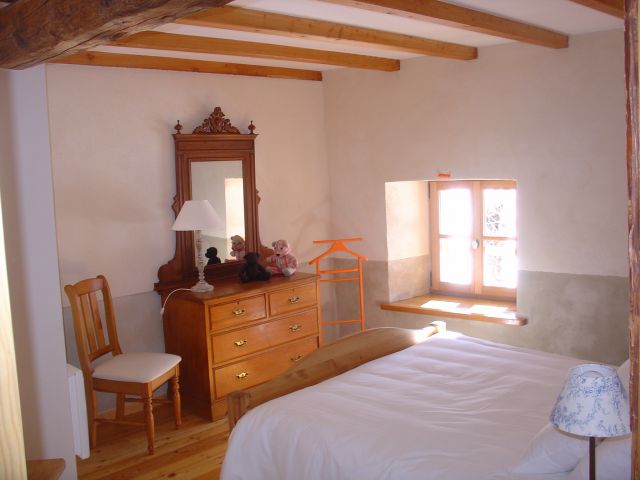 Chambre avec un grand lit