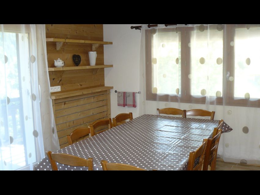 Une grande table pouvant accueillir jusqu'à 10 convives.