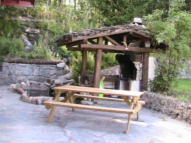 barbecue , terrasse et 2 tables bois