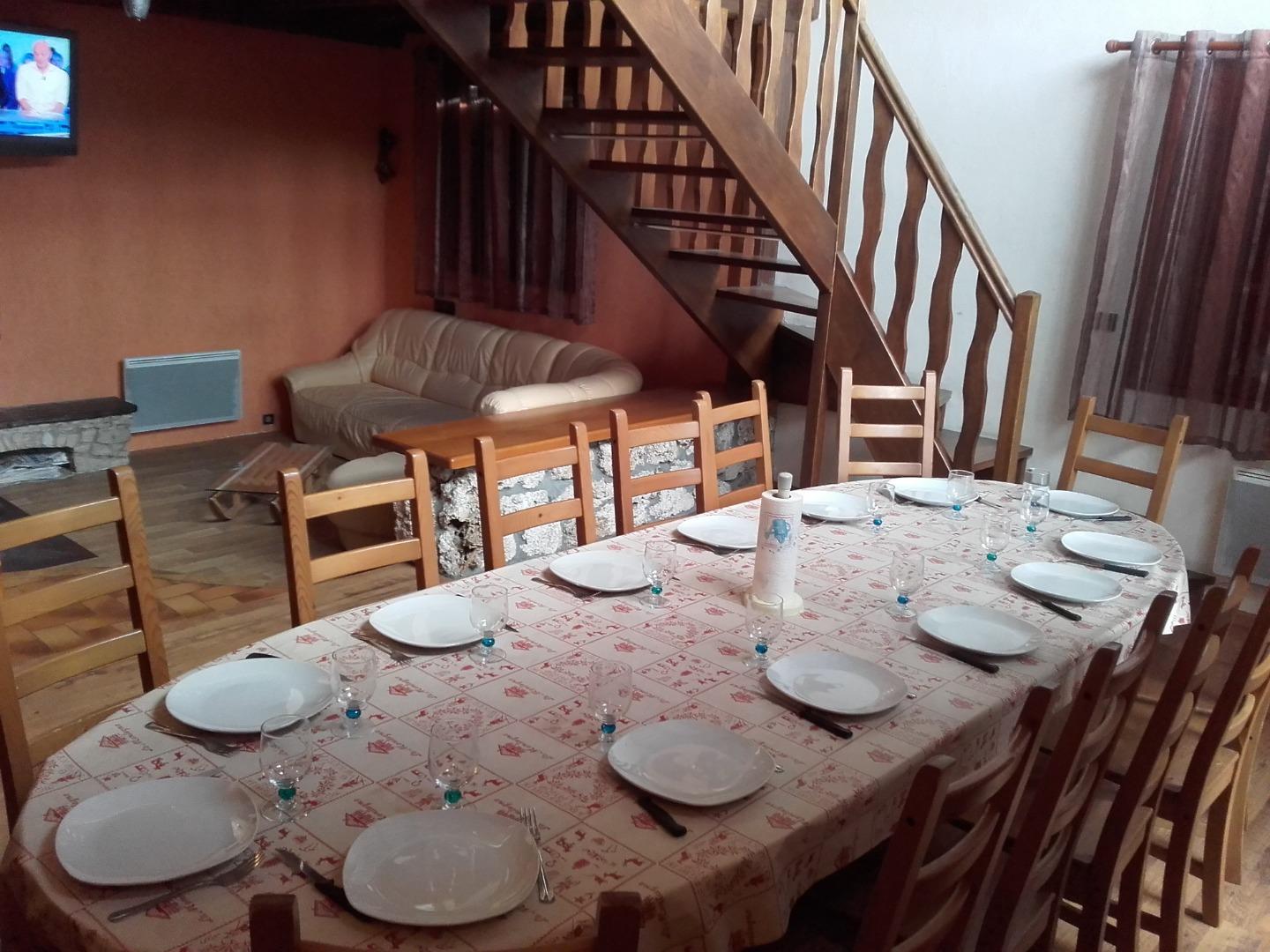 Salle a manger et salon avec cheminée 