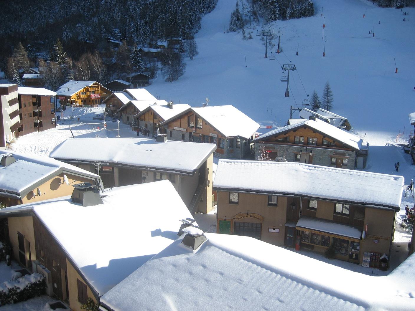 Vue sur le village et les pistes depuis le balcon