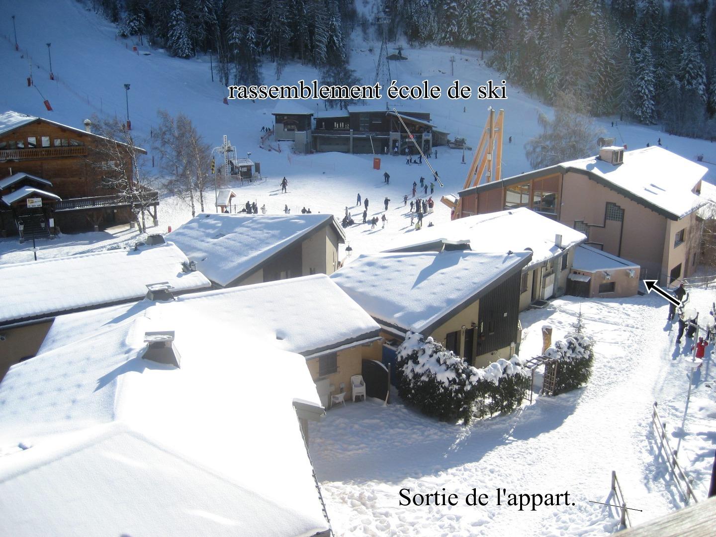 Vue sur le rassemblement des écoles de ski depuis l'appartement