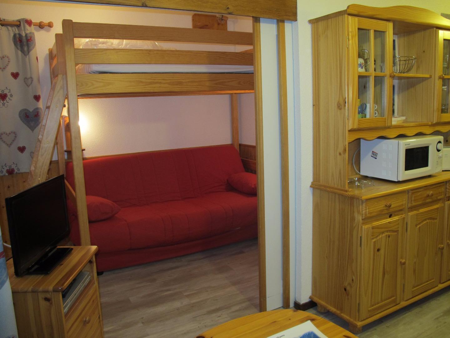 Cloison coulissante entre pièce principale et chambre