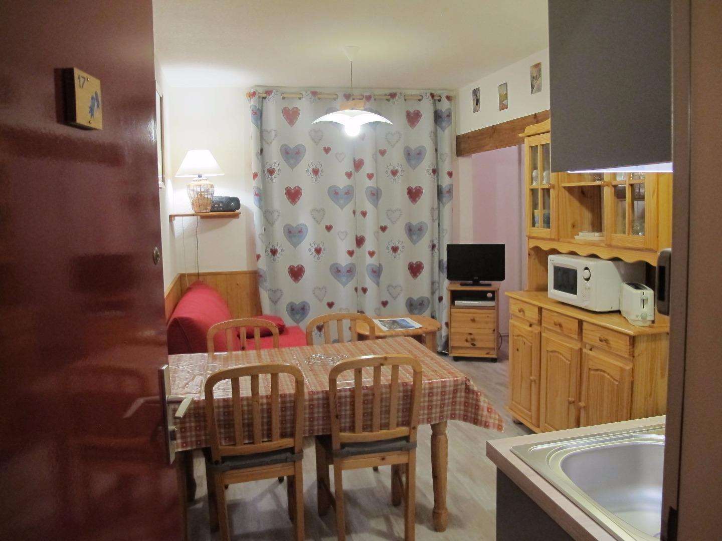 vue pièce principale de la porte entrée