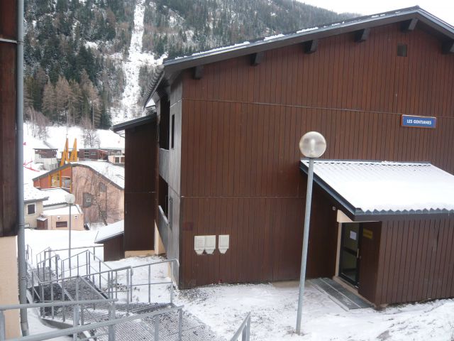 Entrée haute de la résidence.
En contre-bas: l'office du tourisme et le départ de la télécabine.