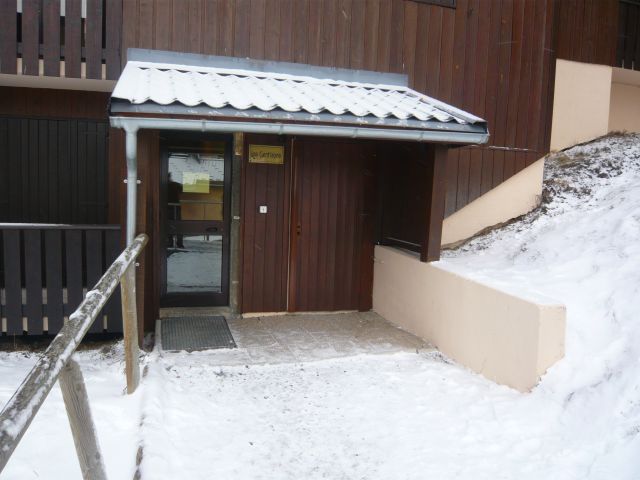 Entrée basse de la résidence et entrée du local à skis