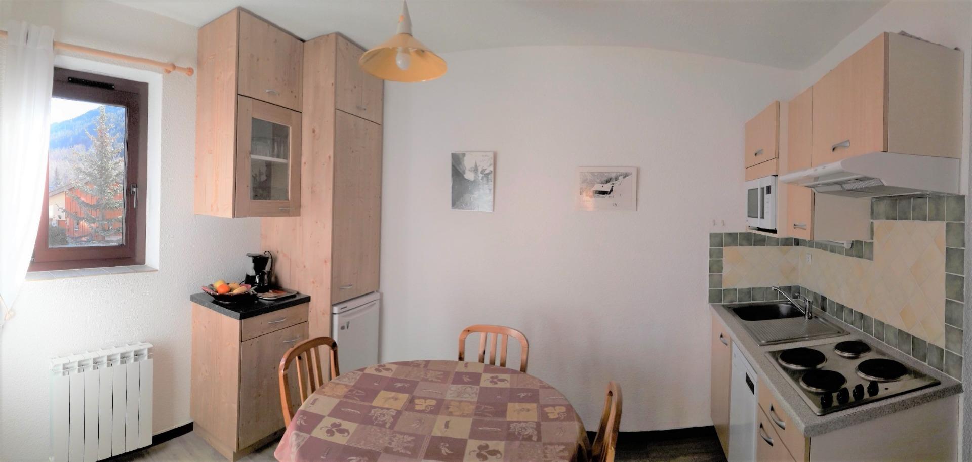 Nouvelle cuisine : vue de la petite fenêtre donnant sur le village