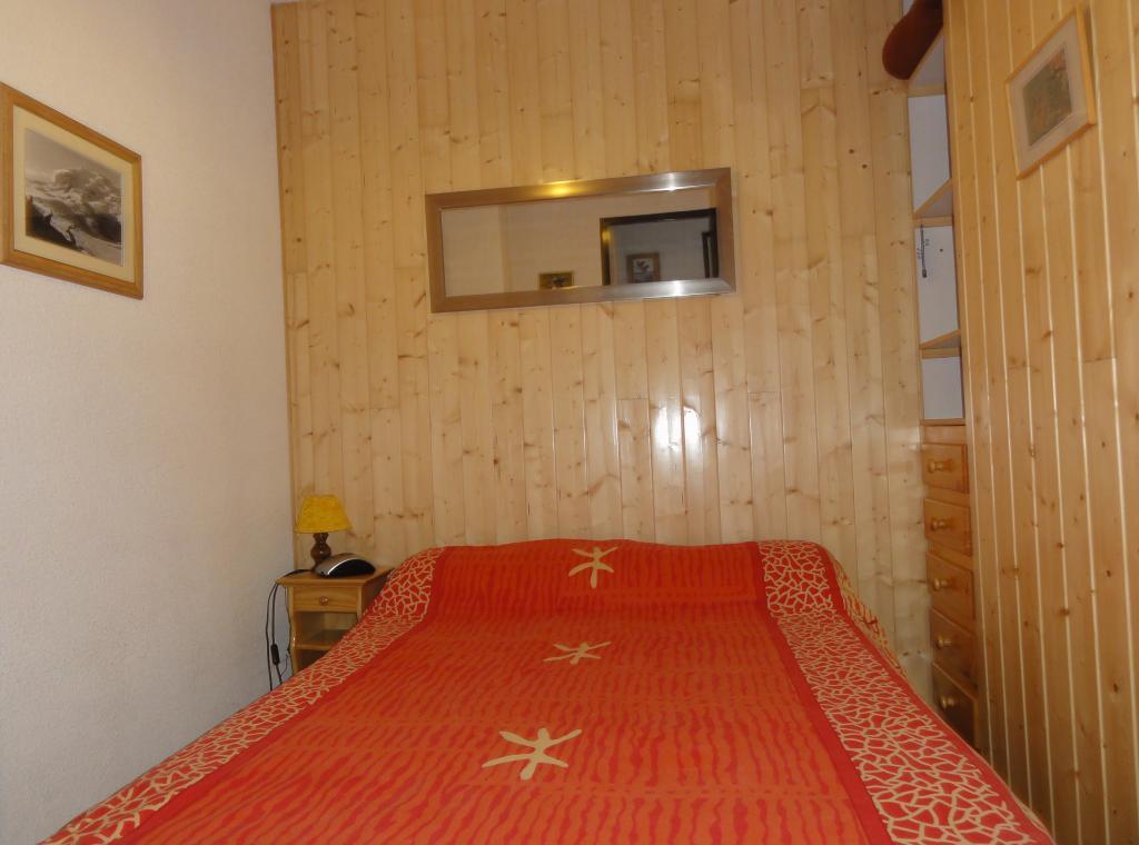 La chambre fermée : lit 2 personnes.