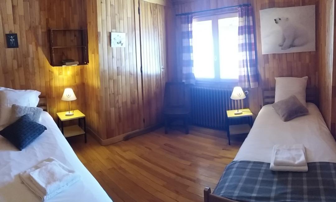 chambre 2 avec deux lits simples