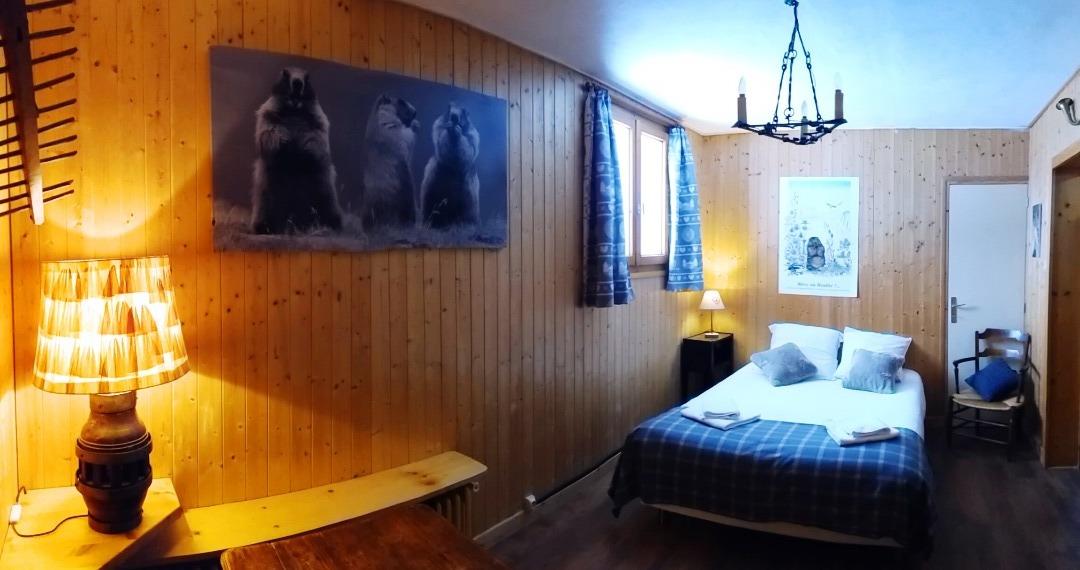 chambre 1 avec un lit double