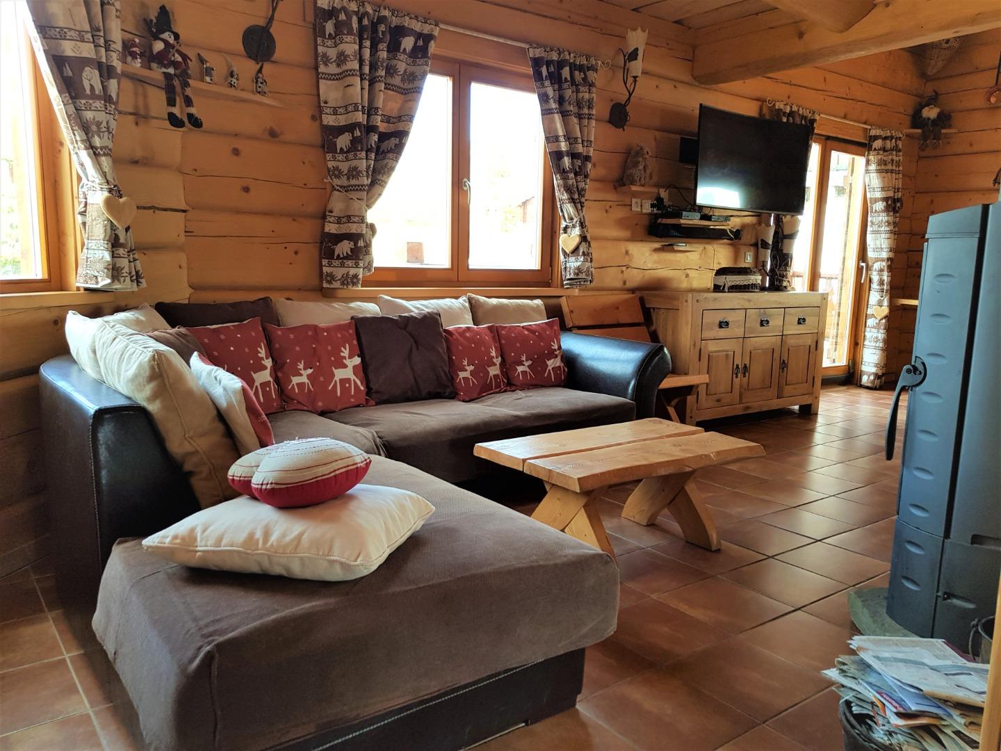 Espace lumineux et confortable avec présence d'un poêle à bois
