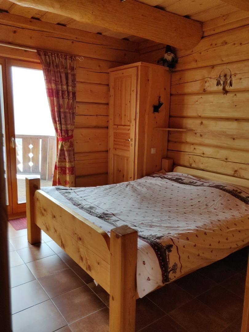 Le chalet comprend 5 chambres, 3 salles d'eau et 3 WC